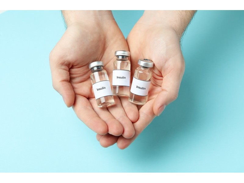 What are the different types of insulin available, including generic brands and their respective costs?